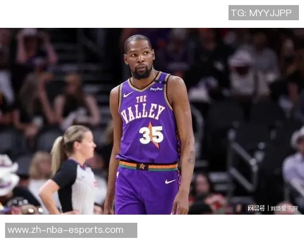 杜兰特场边轻松愉快与火箭助教艾维畅谈免战牌背后心态揭秘