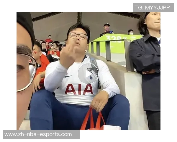 杨立瑜遭球迷怒斥：何必与阿猫阿狗争执真该给球迷竖中指